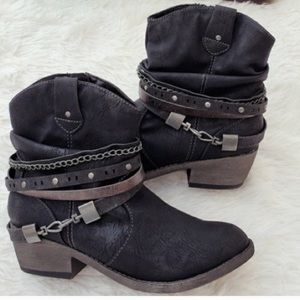 Jelly Pop Odile Adorable distressed black cowboy boots Women’s size 6.5M.